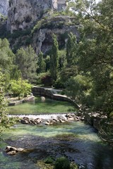 Le village de Fontaine de Vaucluse et la source de la Sorgue en Provance