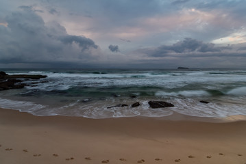 Obraz premium Cloudy Daybreak Seascape with Rocks