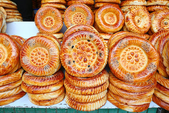 Flat cakes from tandoor on market counter