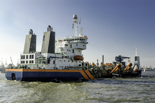 Ein Saugbagger unterwegs im Hamburger Hafen