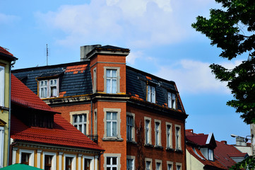 Kamienica na tle nieba