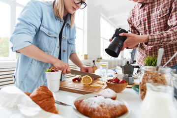 Obraz na płótnie Canvas Food-stylist and food-photographer getting ready for shooting food-advert