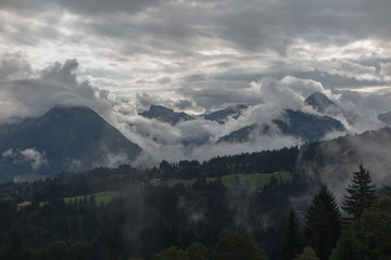 Panorama vom wolkenverhangenen Allgäu