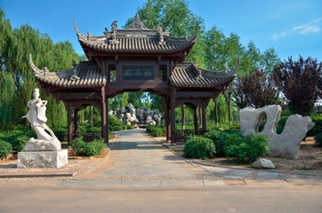 Fototapeta premium Chinese gate in the chinese garden / China