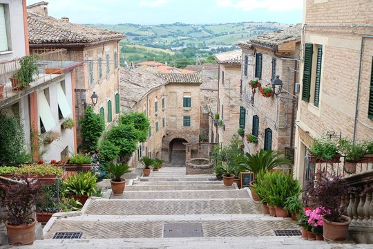 Corinhaldo (Italien/Marken) - Via Piaggia mit Polenta-Brunnen