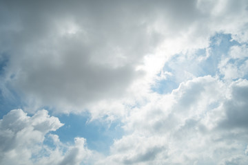 Obraz premium Blue sky with fluffy cloud, natural background.