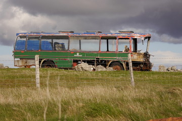 Schrott  - verrosteter Schulbus 