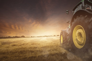 Traktor auf einem Feld bei der Ernte