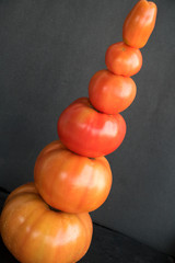 schief gestapelter Tomaten-Turm
