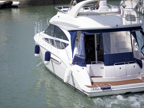 Fototapeta Bateau de plaisance entrant au port