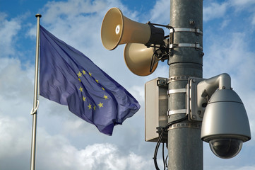 eu flagge mit überwachungstechnik