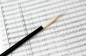 Partitur und Taktstock des Dirigenten