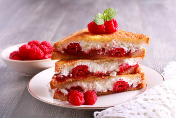Raspberry stuffed french toasts