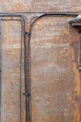 Muro con tubi e cavi elettrici
