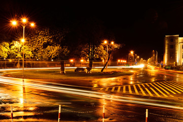 Miasto w nocy, rozmyte światła samochodóww