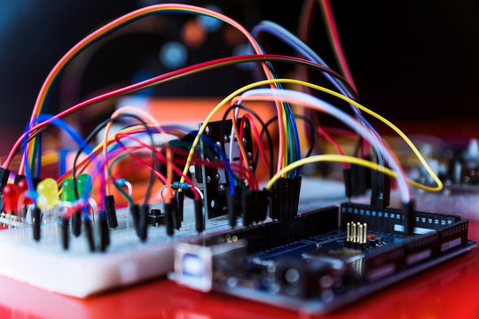 elektronische Steuerung mit offenen Dr&auml;hten, Zahr&auml;dern und Mechanik