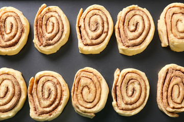 Obraz na płótnie Canvas Closeup view of raw cinnamon rolls