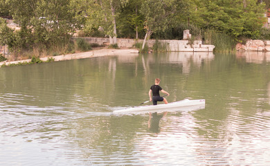 Fototapeta na wymiar Hombre en canoa en el Jardín del Parterre, Palacio Real, Aranjuez, Madrid, España