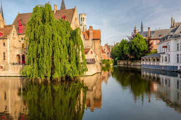 Obraz premium Brugia (Brugge) miasto z kanałem wodnym