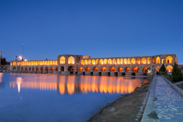 Khaju Bridge, ook Pol-e Khaju, gebouwd door de Perzische koning Shah Abbas II tijdens het Safavid-tijdperk. De brug is 133 meter lang en heeft 24 bogen. Dient ook als brug en dam (of stuw).