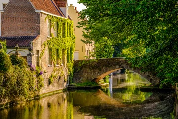 Crédence de cuisine en verre imprimé Brugges Paysage urbain de Bruges (Brugge) avec canal d& 39 eau et pont