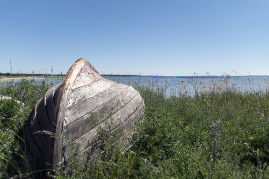 En b&aring;t vid sidan av v&auml;gen som g&aring;r ner till havet