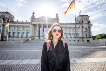 Obraz premium Woman standing in front of the famous Bundestag building in Berlin during the sunrise