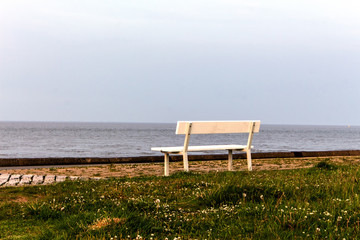 Bank am Meer in der Abenddämmerung