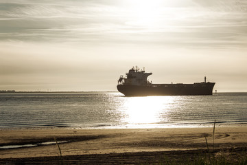 Ein Frachtschiff vom Strand Fotografiert