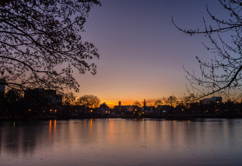 Sonnenuntergang im Park im Winter
