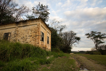 Fototapeta na wymiar Old house in ruins