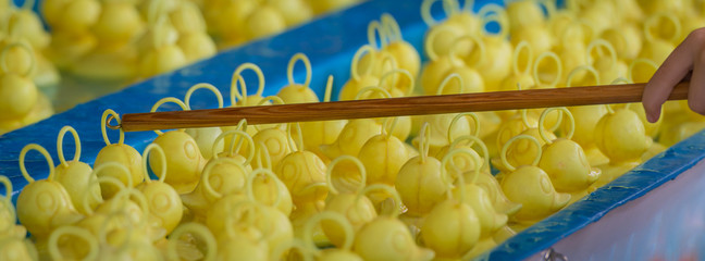 Enten angeln auf einem Kinderfest, Jahrmarkt oder Kirmes