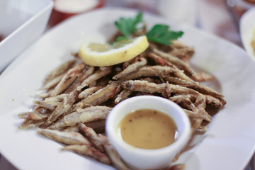 frittierte Whitebait Mini-Fische auf Zypern