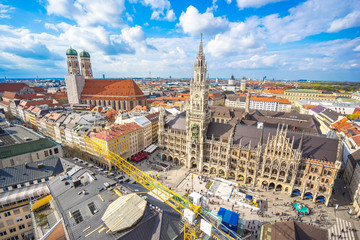 Fototapeta na wymiar Marienplatz town hall and Frauenkirche in Munich, Germany