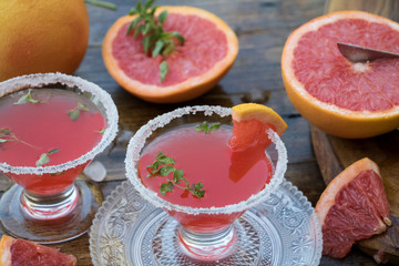 zwei Gläser mit Saft von der pampelmuse