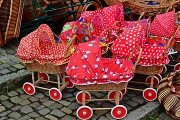 kleine handgefertigte Puppenwagen