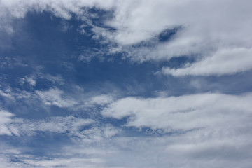 青空と雲「空想・雲のモンスターたち（上は、巨大な目を持つ雄のモンスターと中央に雌、その前に子供などがいるイメージ）」見守る、父性、母性、愛情、育児などのイメージ