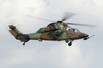 Fototapeta na wymiar Helicóptero de combate EC-665 Tigre