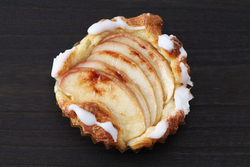 木のテーブルにのせた アップルパイ りんごのタルト ケーキ お菓子