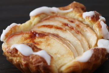 木のテーブルにのせた アップルパイ りんごのタルト ケーキ お菓子