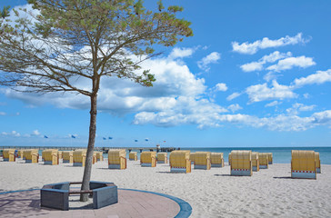 Strand und Seebrücke im Ostseeheilbad Dahme,Schleswig-Holstein,Deutschland, © travelpeter