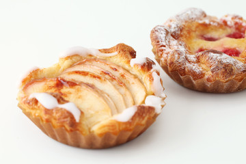 アップルパイとサワーチェリーのタルト ケーキ お菓子 白背景