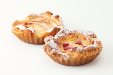 アップルパイとサワーチェリーのタルト ケーキ お菓子 白背景