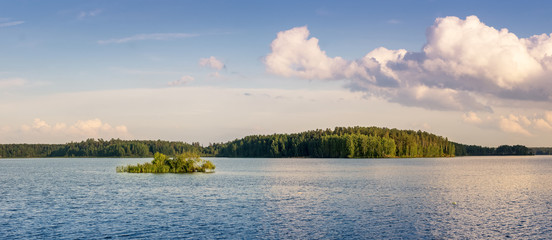 панорама летнего пейзажа на берегу озера, Рефтинское водохранилище, Россия, Урал, июль © 7ynp100
