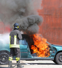car with flames and black smoke firefighter intervening to tampe