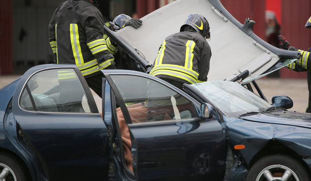 Firefighter team takes off the car roof to pull the wound after