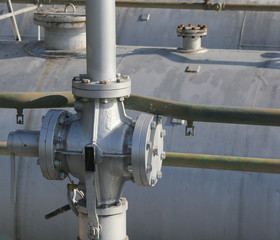 shut-off valve over the Gas cylinder r in the industrial plant s