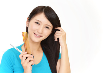 ヘアカットをする女性