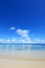 沖縄の青い海とさわやかな空