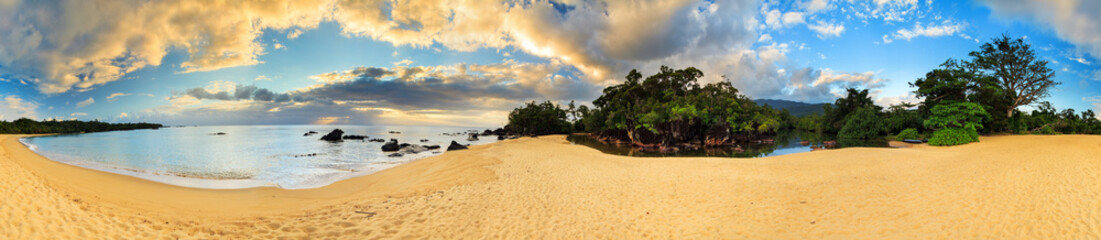 Naklejka premium Piękna 360 stopni panorama przy plażą Masoala park narodowy, Madagaskar